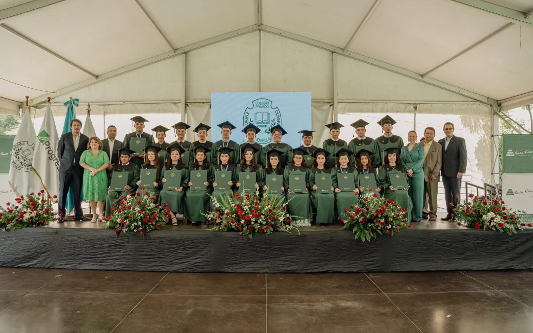 El Colegio Privado Enrique Novella Alvarado sede San Miguel celebra la graduación de su XVII promoción de bachilleres