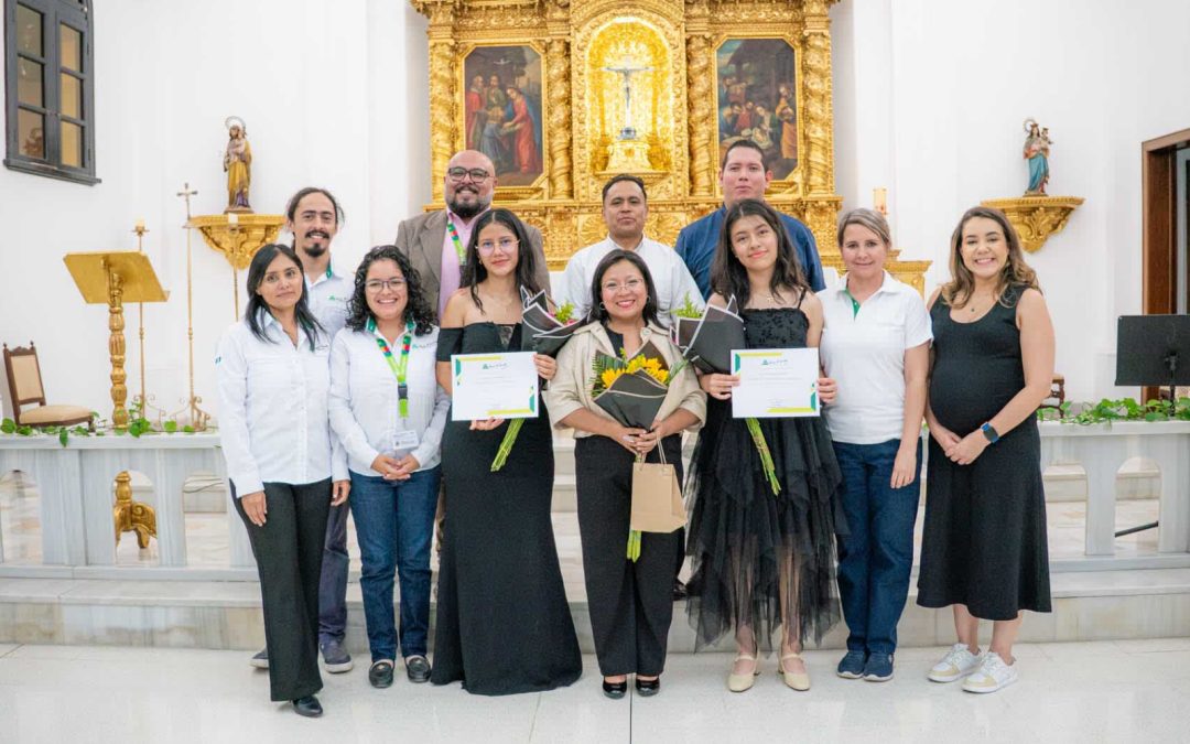 Dos jóvenes hacen historia con el arpa en la Escuela Carlos F. Novella
