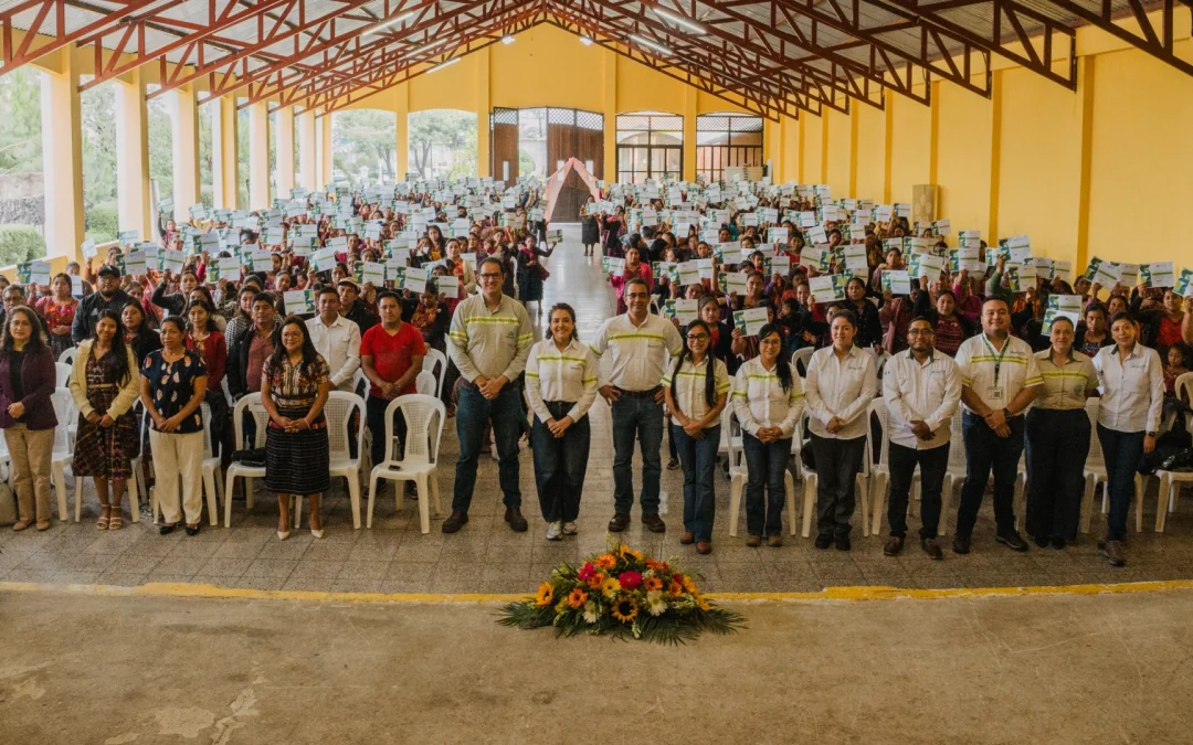Más fuertes, más preparadas y más unidas: Programa Mejores Familias gradúa a 630 mujeres en Guatemala 